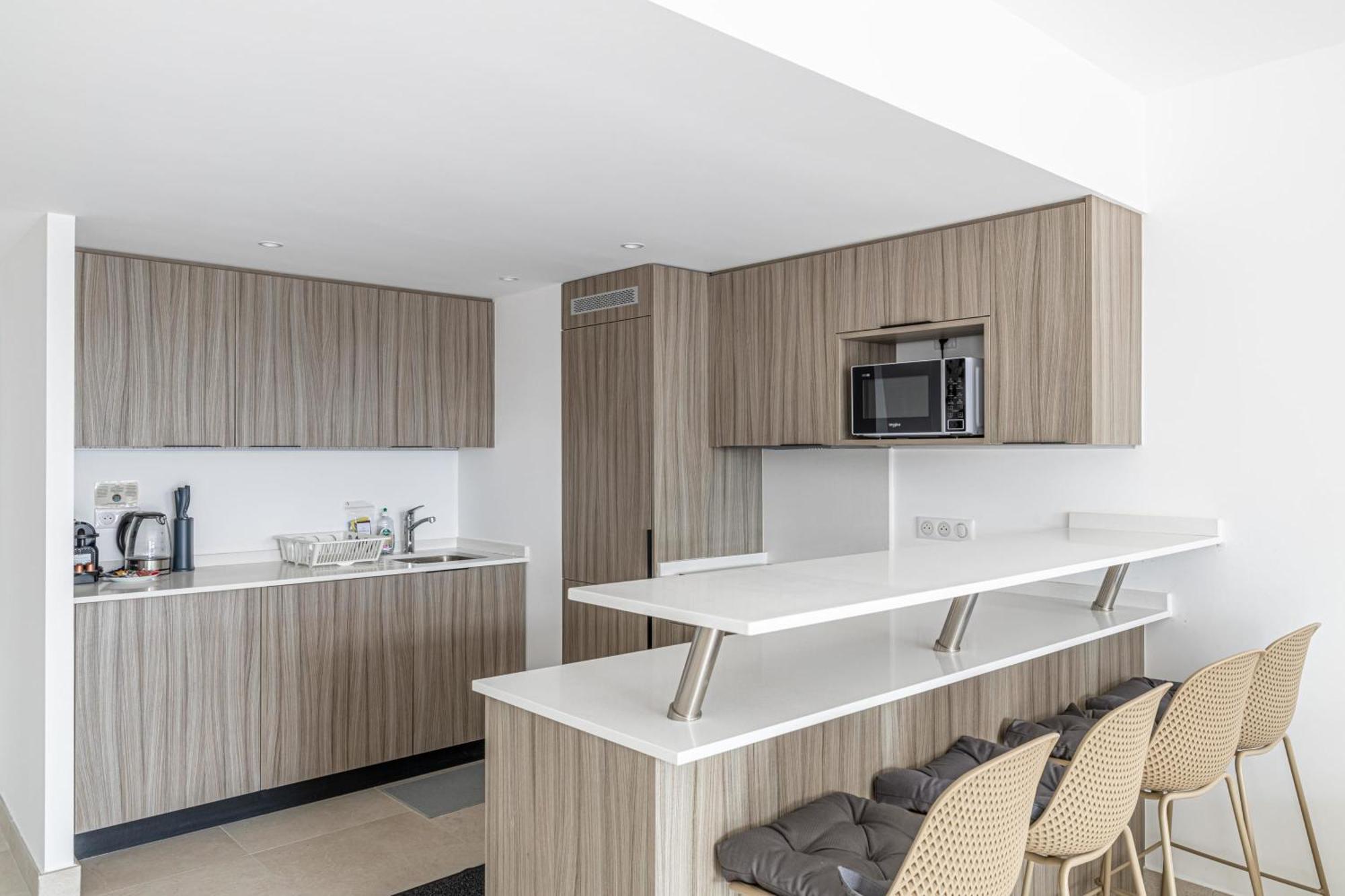 Lerins Avec Terrasse, Standing Et Moderne Apartment