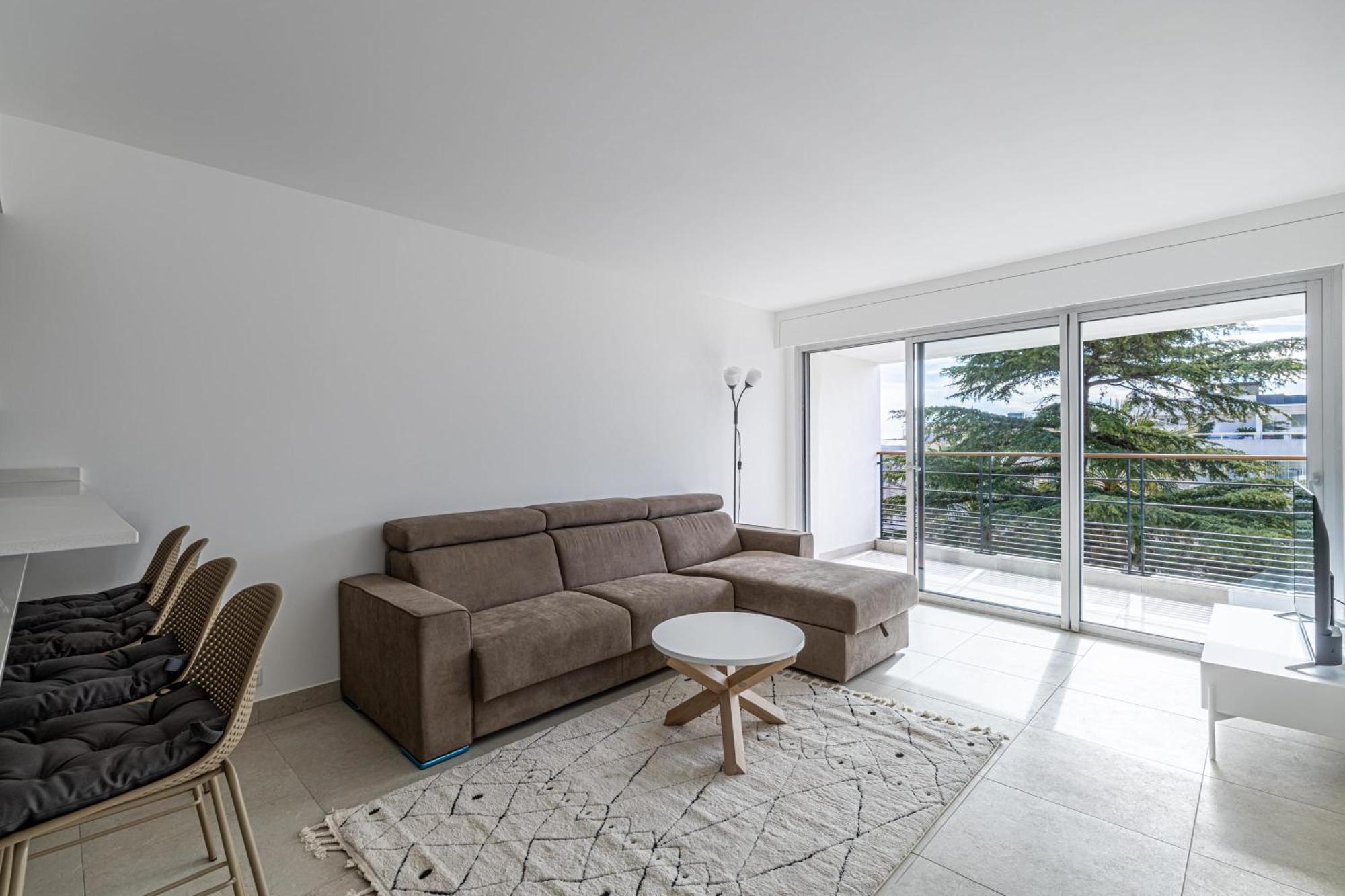 Lerins Avec Terrasse, Standing Et Moderne Apartment