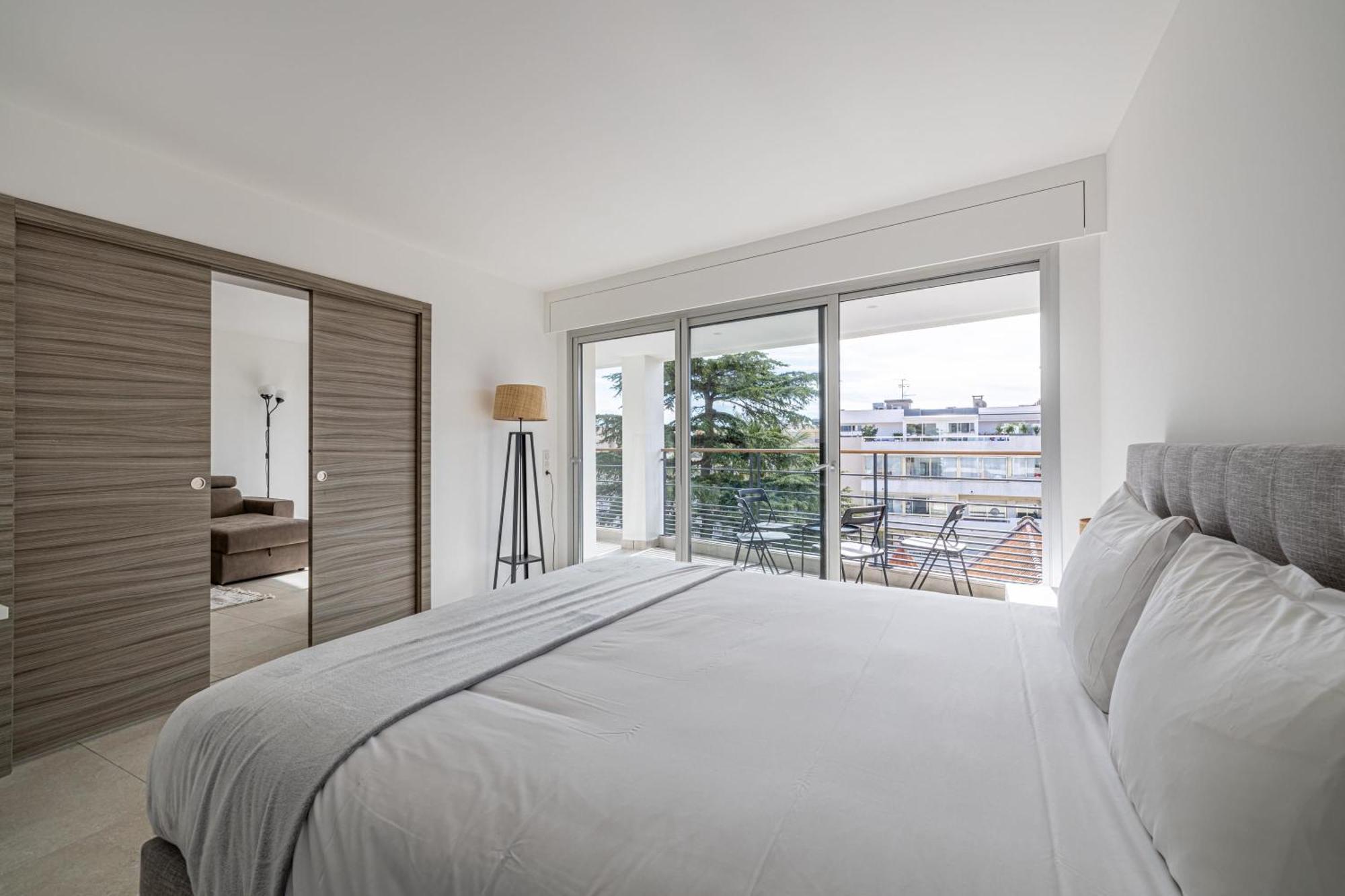 Lerins Avec Terrasse, Standing Et Moderne Apartment