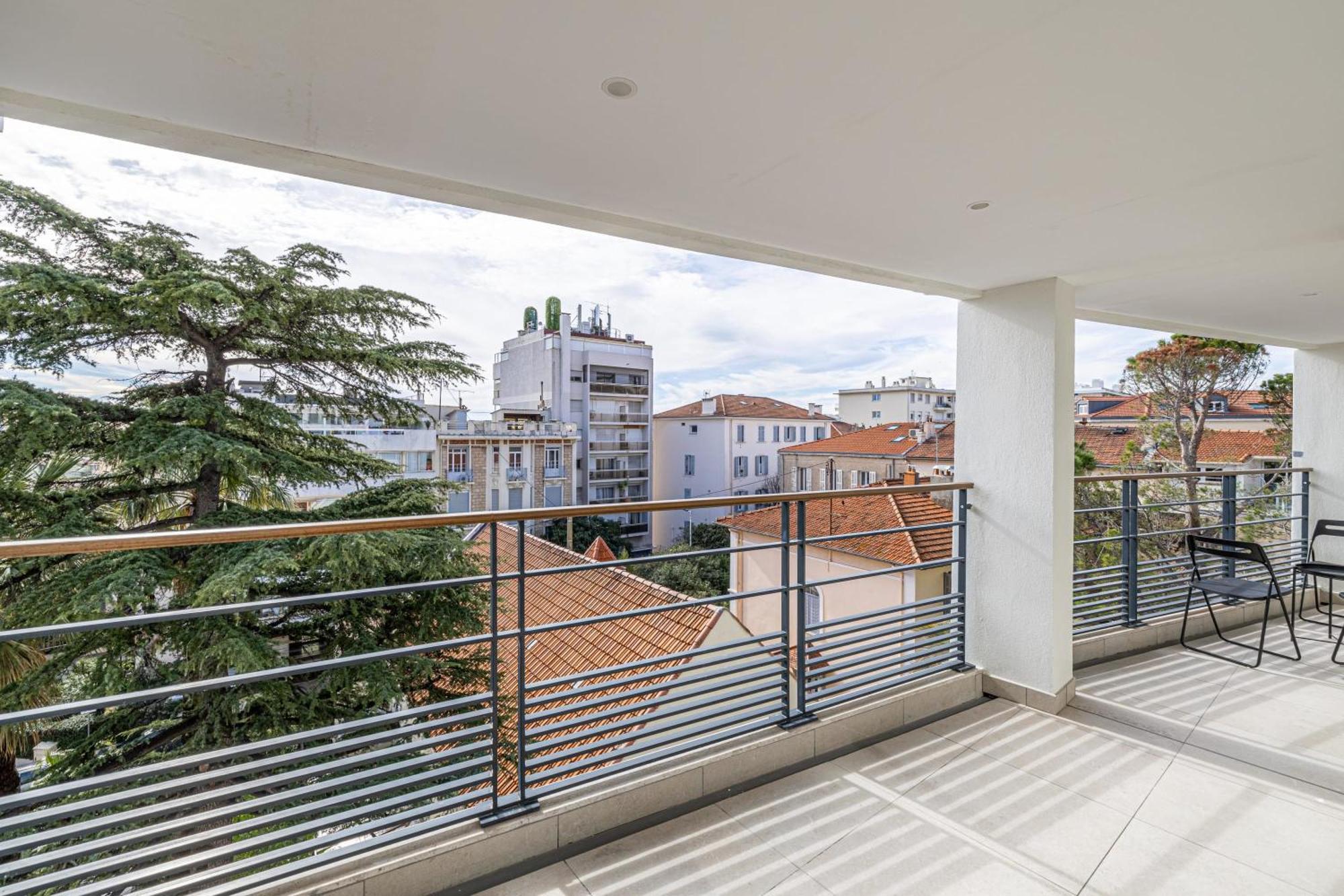 Apartment Lerins Avec Terrasse, Standing Et Moderne